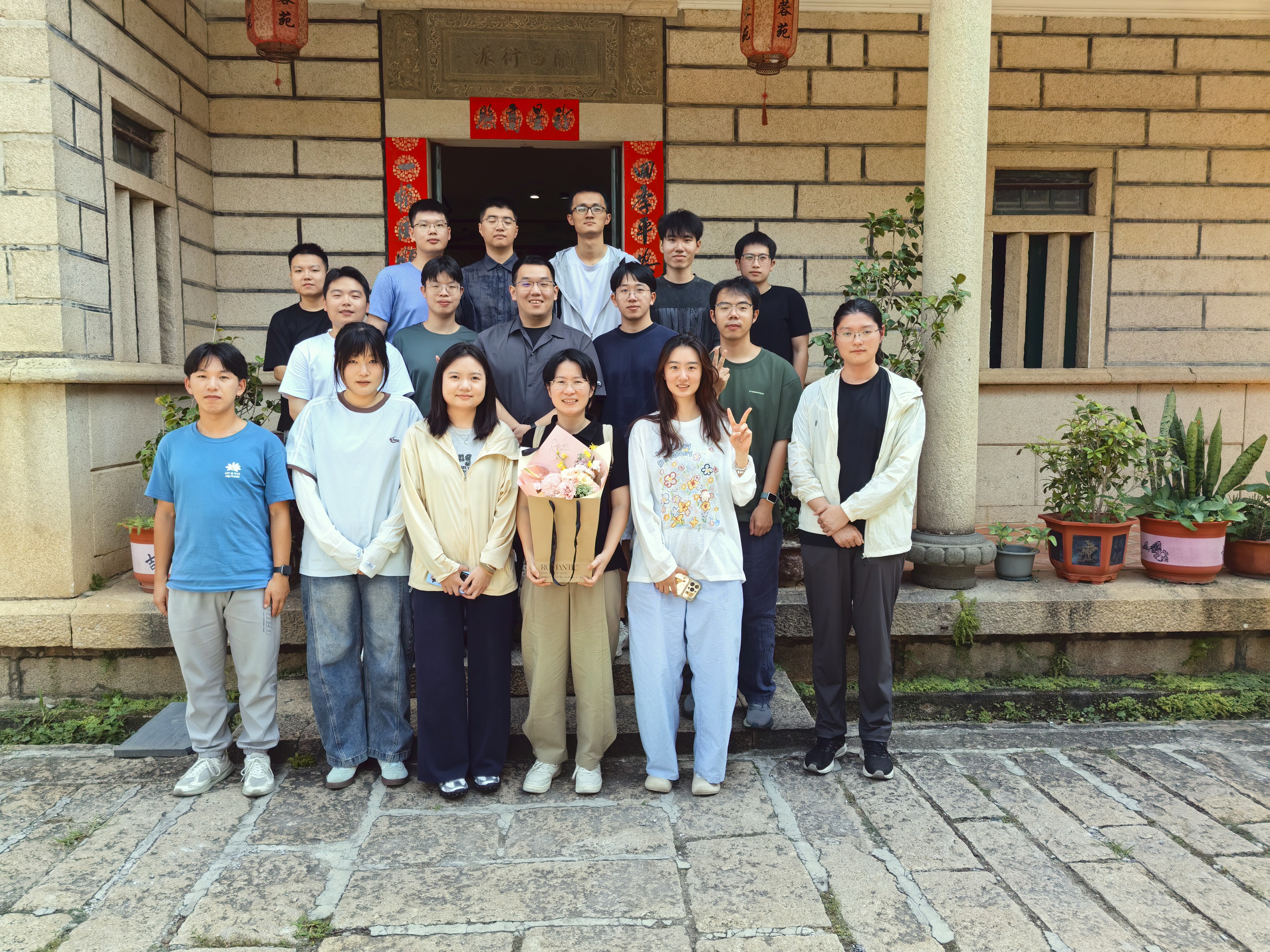 2026 年秋季团队聚餐的课题组成员合影